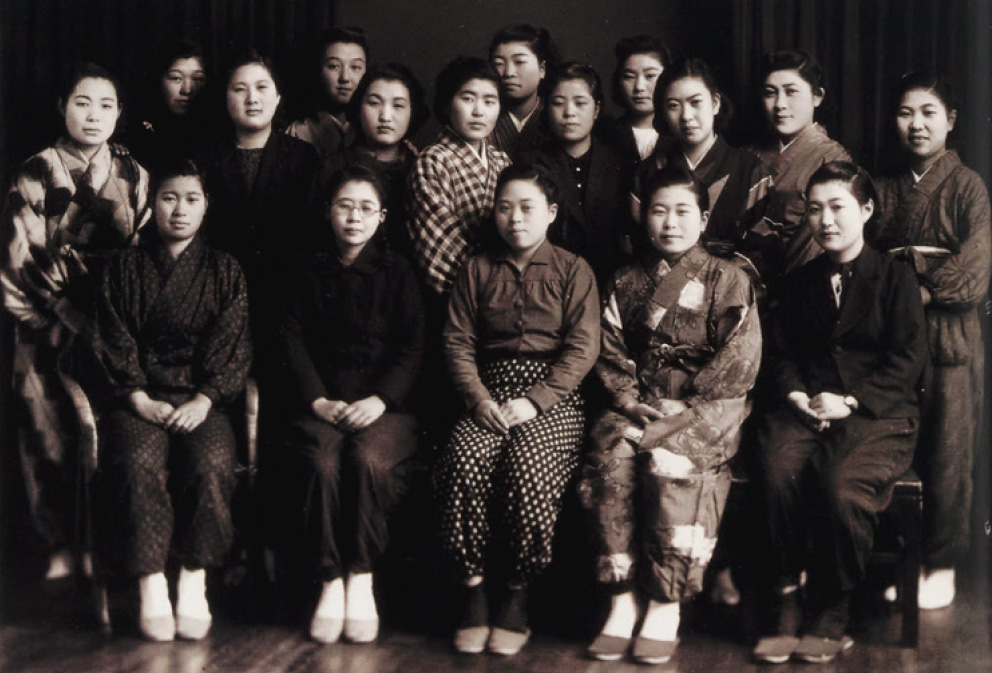 モンペ姿の女性行員（1945年1月）