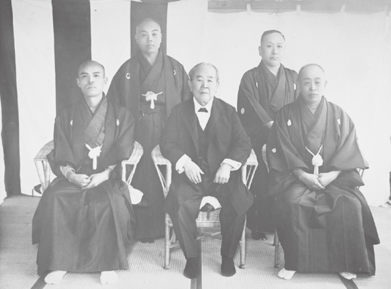 渋沢栄一(前列中央)と小見川農商銀行役員