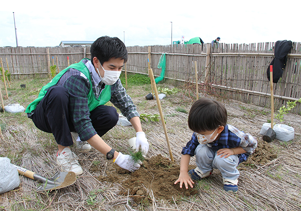 今年もみんなでひまわりの苗を植えたよ！