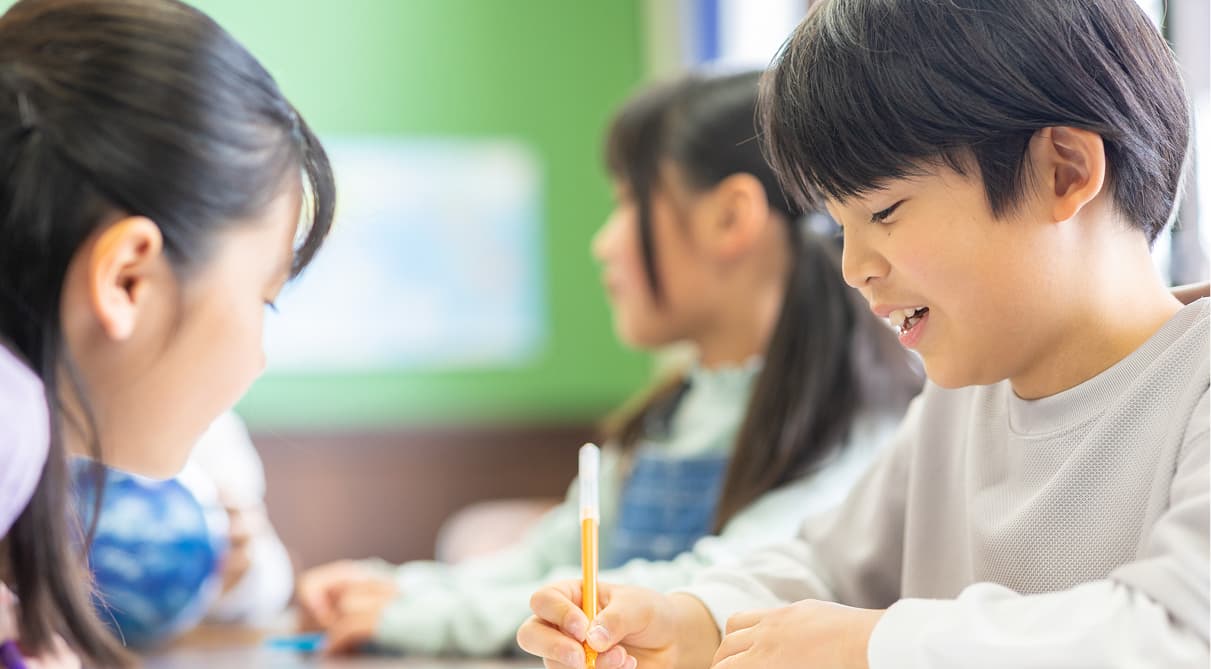 子どもたちがグループワークしている様子