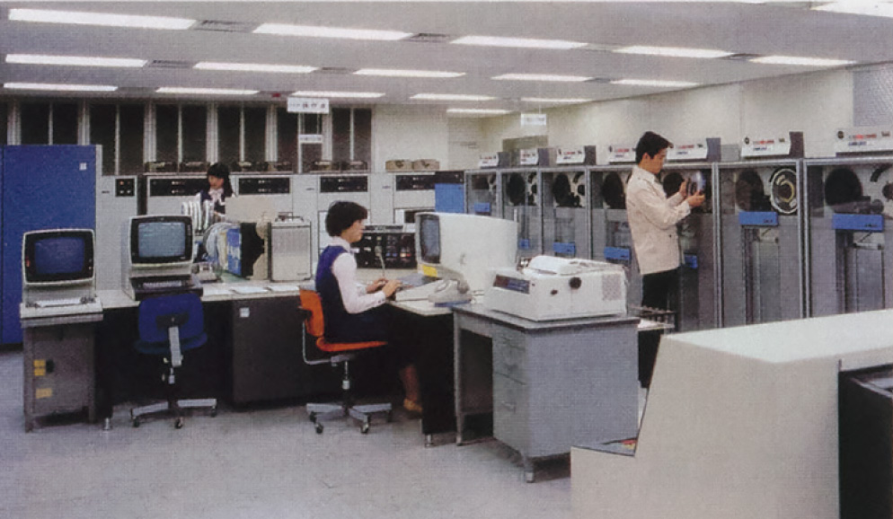 本店電算棟のコンピュータ室（1980年）
