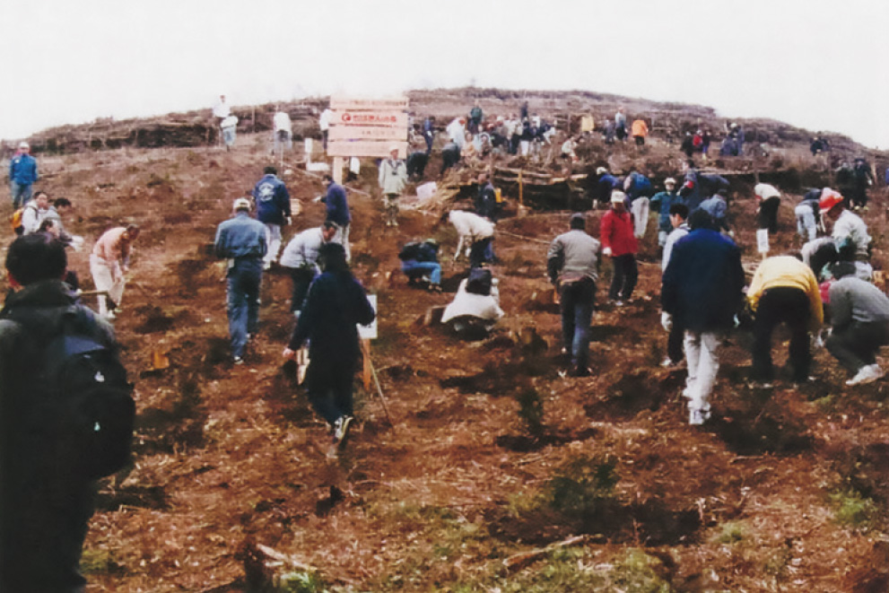 鬼泪山での「ちばぎんの森」植樹活動（2003年3月）