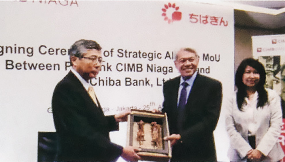 CIMBニアガ銀行との提携調印式（2012年4月）