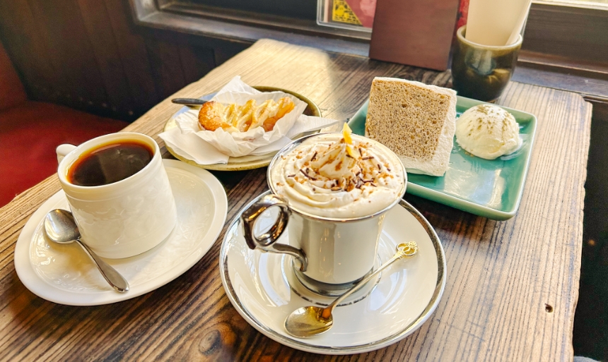 紅茶のシフォンケーキ（アイスクリーム添え）、カフェ・カプチーノ、ホットアップルパイ