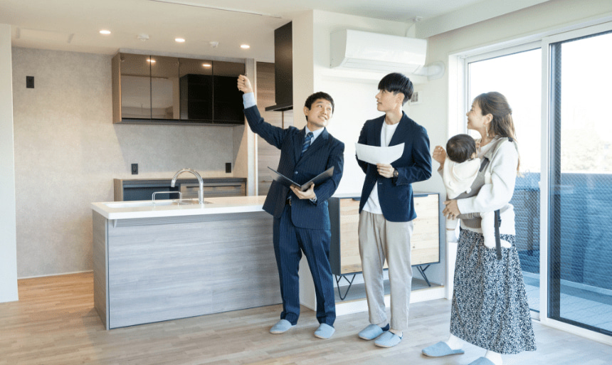 建築会社を選ぶ様子